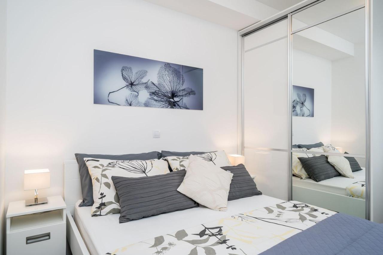 Apartments Ratac Lobrovic With Private Beach And Beautiful Sunset Слано Экстерьер фото