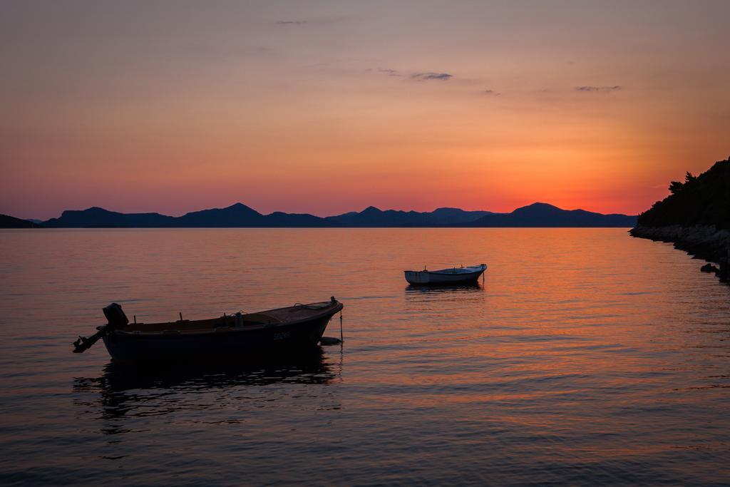 Apartments Ratac Lobrovic With Private Beach And Beautiful Sunset Слано Экстерьер фото